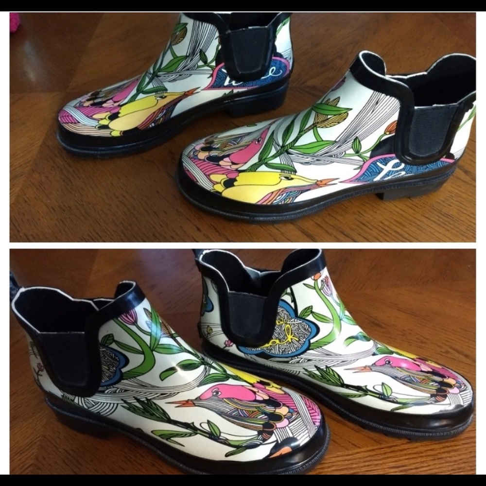 Sz 9 EUC Sakroots waterproof booties